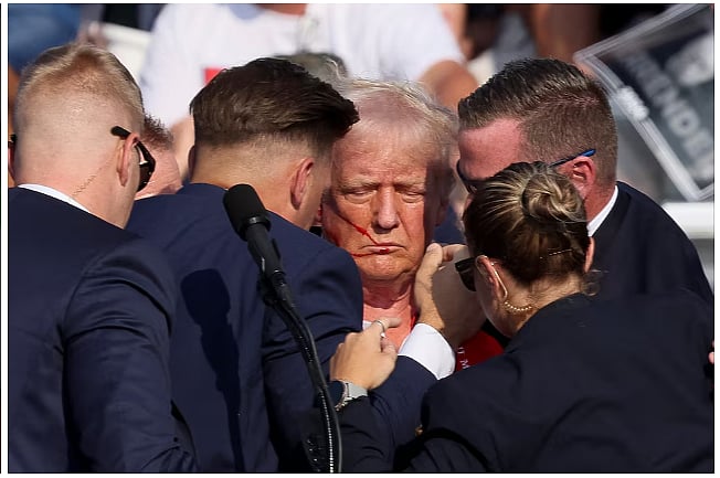 হামলার পর ডোনাল্ড ট্রাম্পকে ঘিরে ধরেন সিক্রেট সার্ভিসের সদস্যরা। ১৩ জুলাই ২০২৪, পেনসিলভানিয়ায়